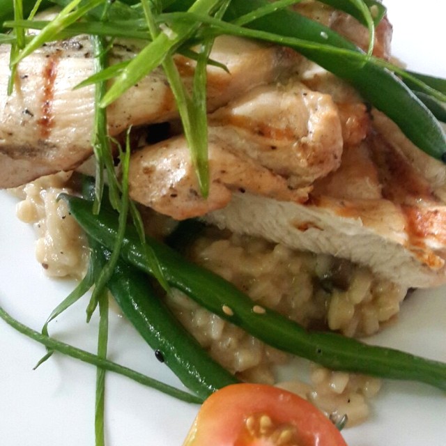 Pollo a la soja y sake, sobre rissoto fungi porcini y vainitas al ajonjolí con hilos de cebollin