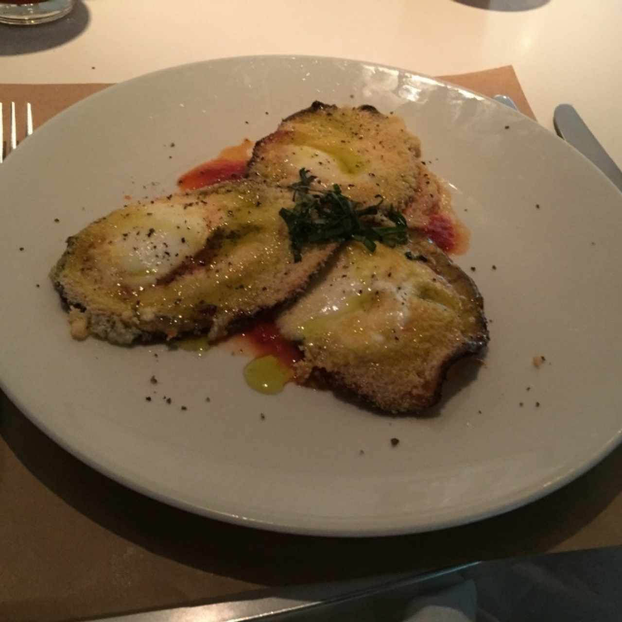 Berengena frita con queso mozarella