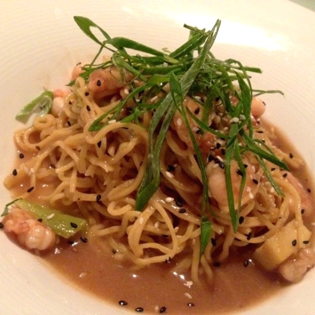 Egg Noddles con Camarones y Jengibre