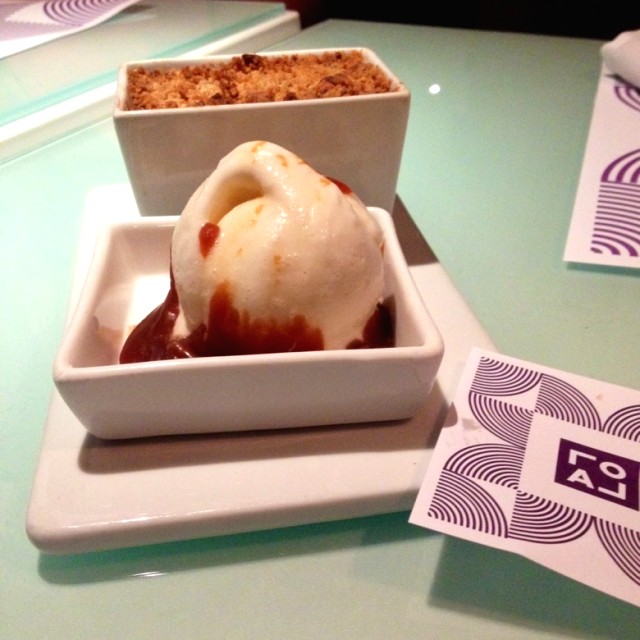 Crumble de Manzana con Helado y salsa de Caramelo