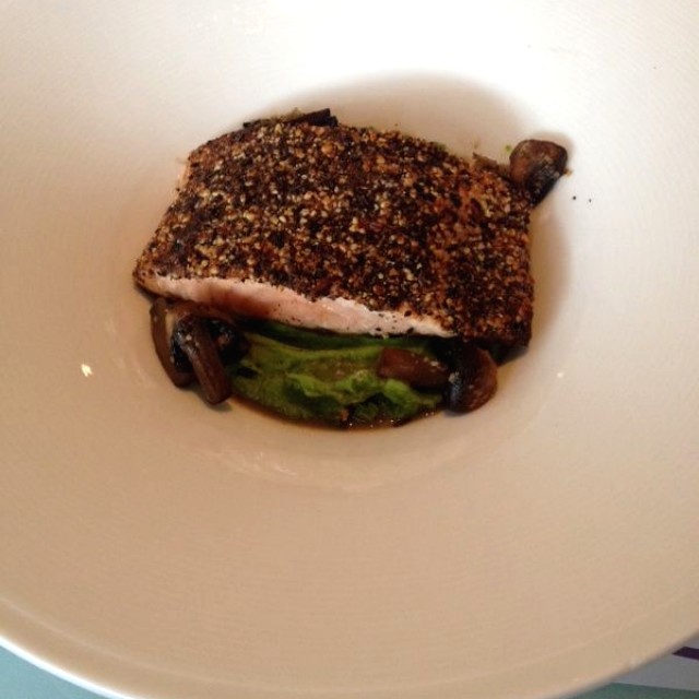 Filet de salmón con pure de guizantes