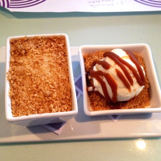 Crumble de manzana verde con helado y sirope de caamelo