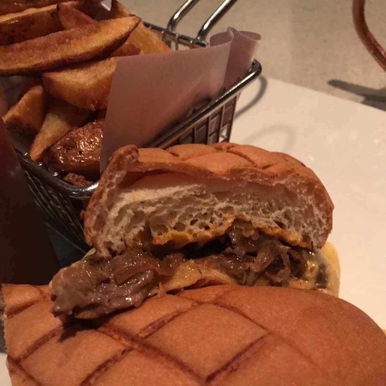 Philadelphia cheesesteak: carne de res, hongos, cebolla y duo de quesos. 