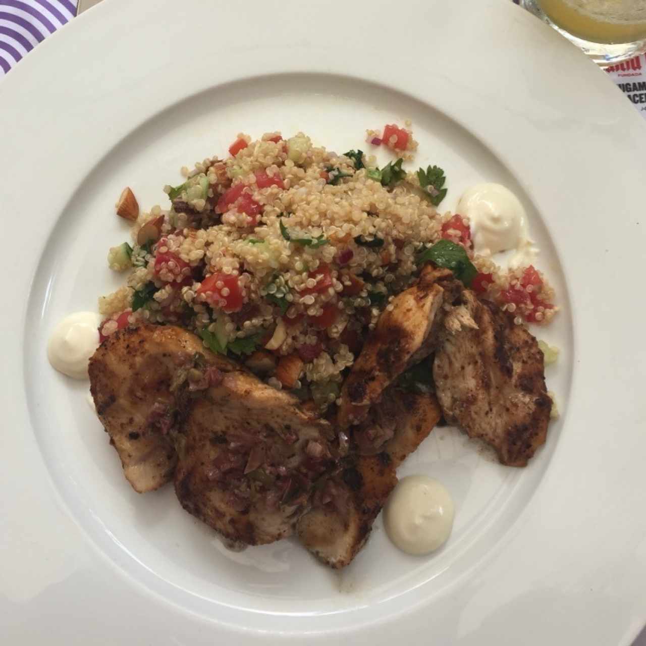 Pollo Asado y Quinoa con Nueces