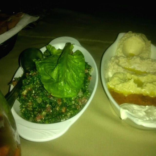 Tabule y Salsas Variadas: Hummus de Garbanzos, Berenjena, Curry, Pimenton y Crema Agria 