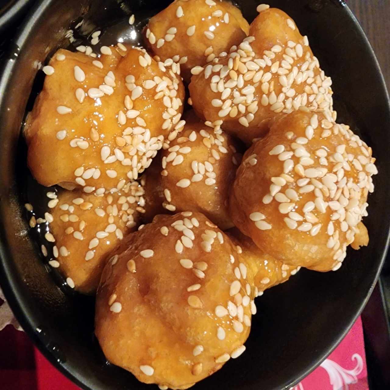 Pollo con miel y ajonjolí 