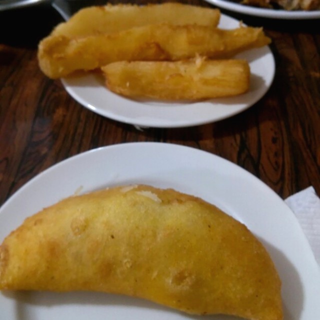 Empanada de Queso y Yucas Fritas