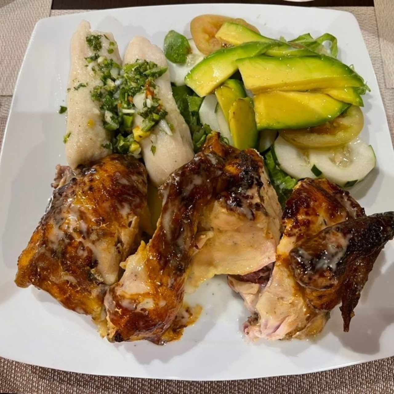 Medio Pollo con Ensalada y Hallaquitas
