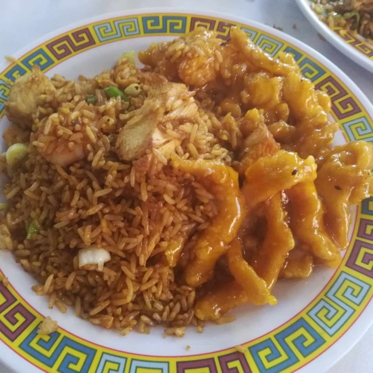 Arroz con pollo y camarones, y pollo en salsa de miel.