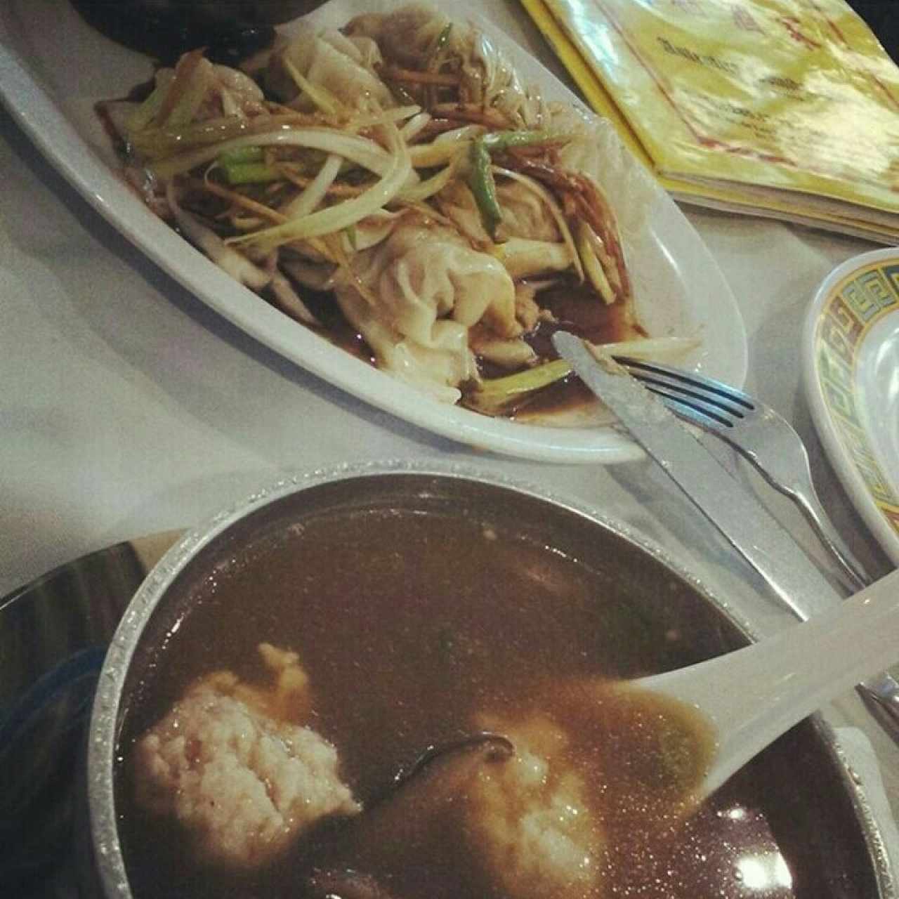 wanton vapor y sopa de albóndigas de pescado 