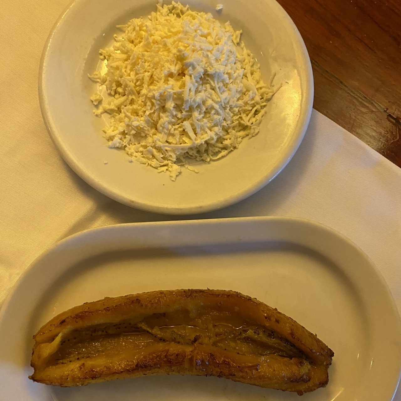 Plátano Horneado con Queso Blanco