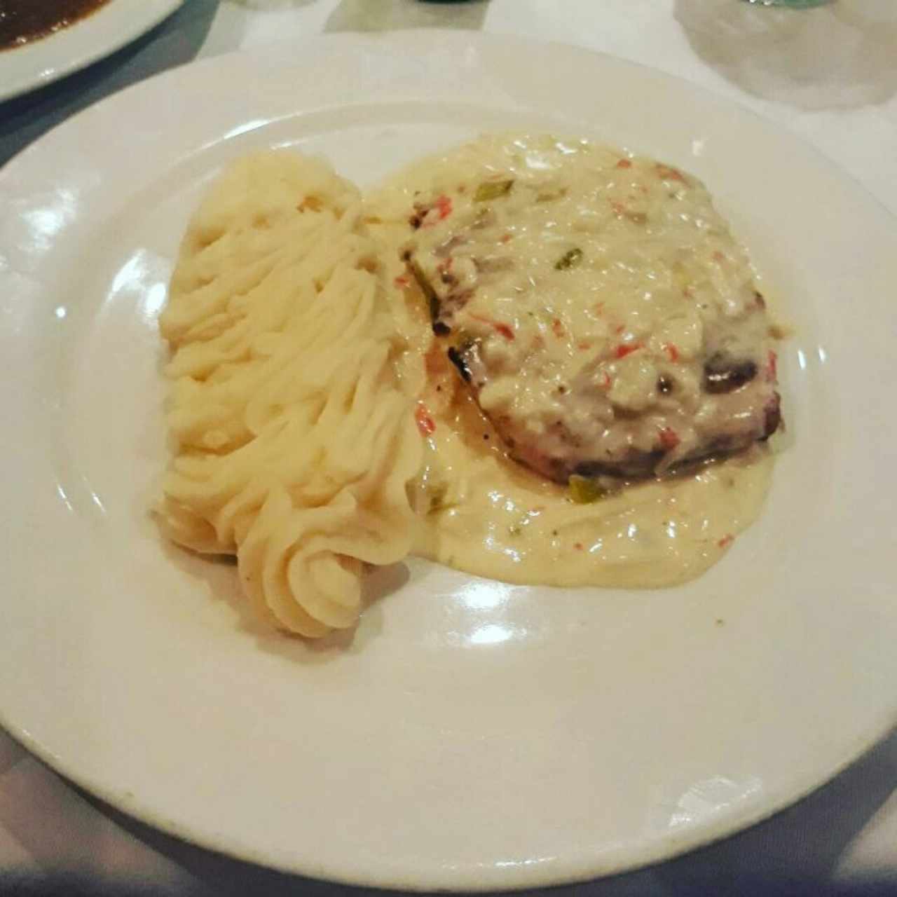 filete de pescado en salsa de cangrejo