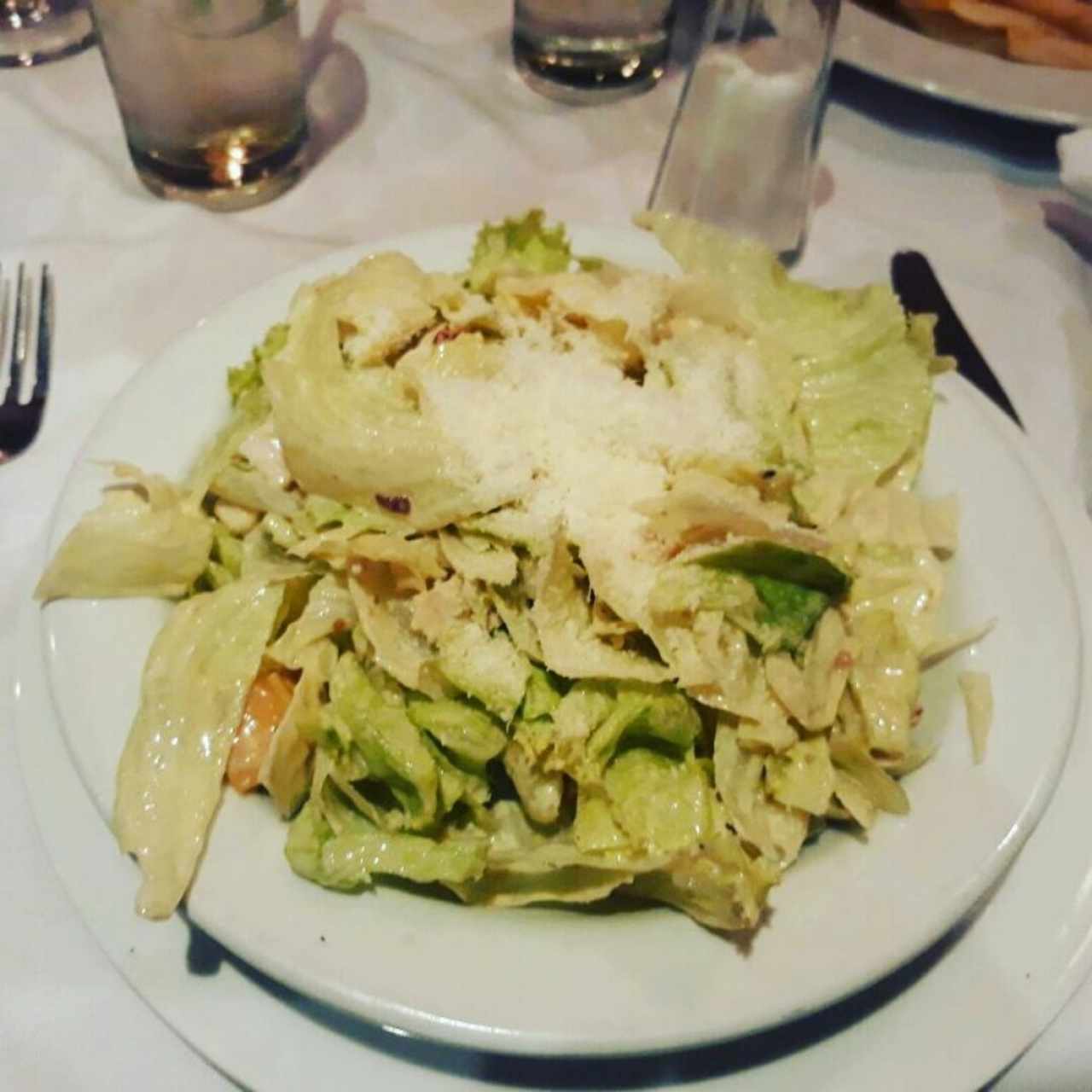 ensalada César con Pollo.