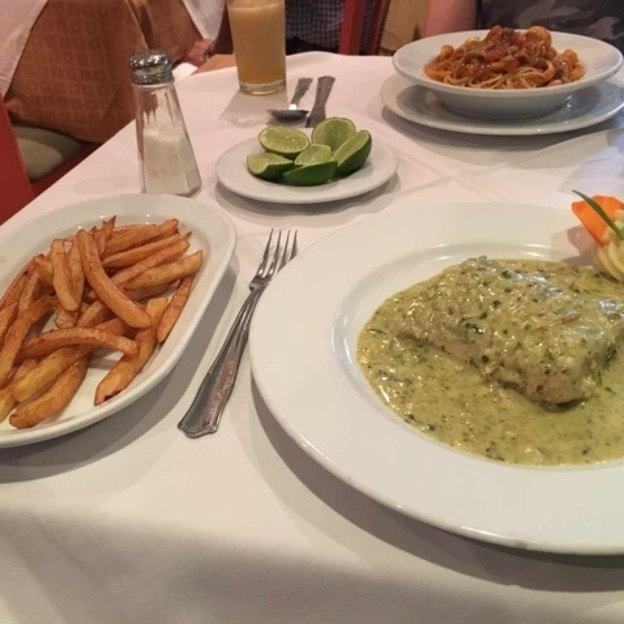 rico papa frita acompañando el pescado
