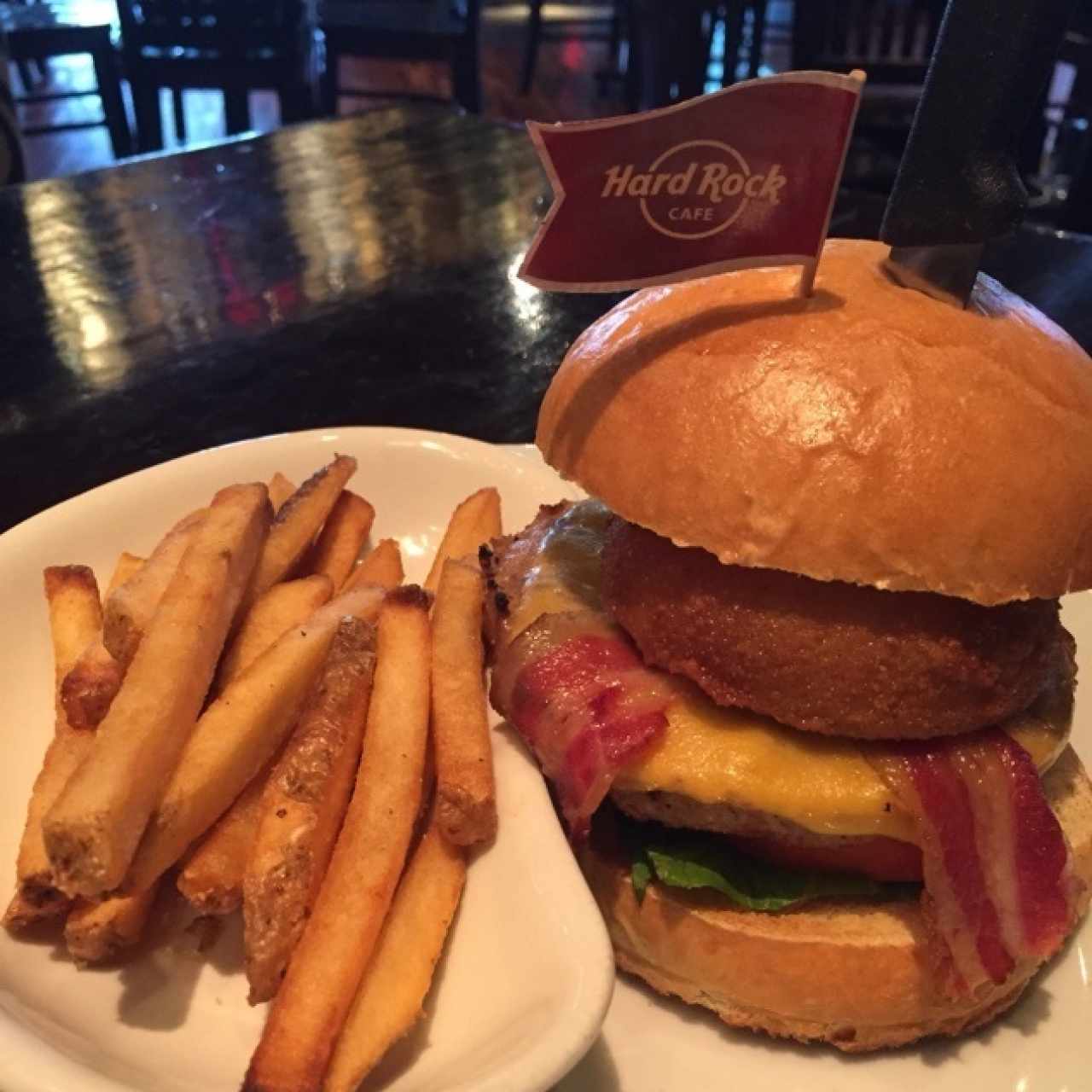 Cheese burguer con aro de cebolla y tocineta 