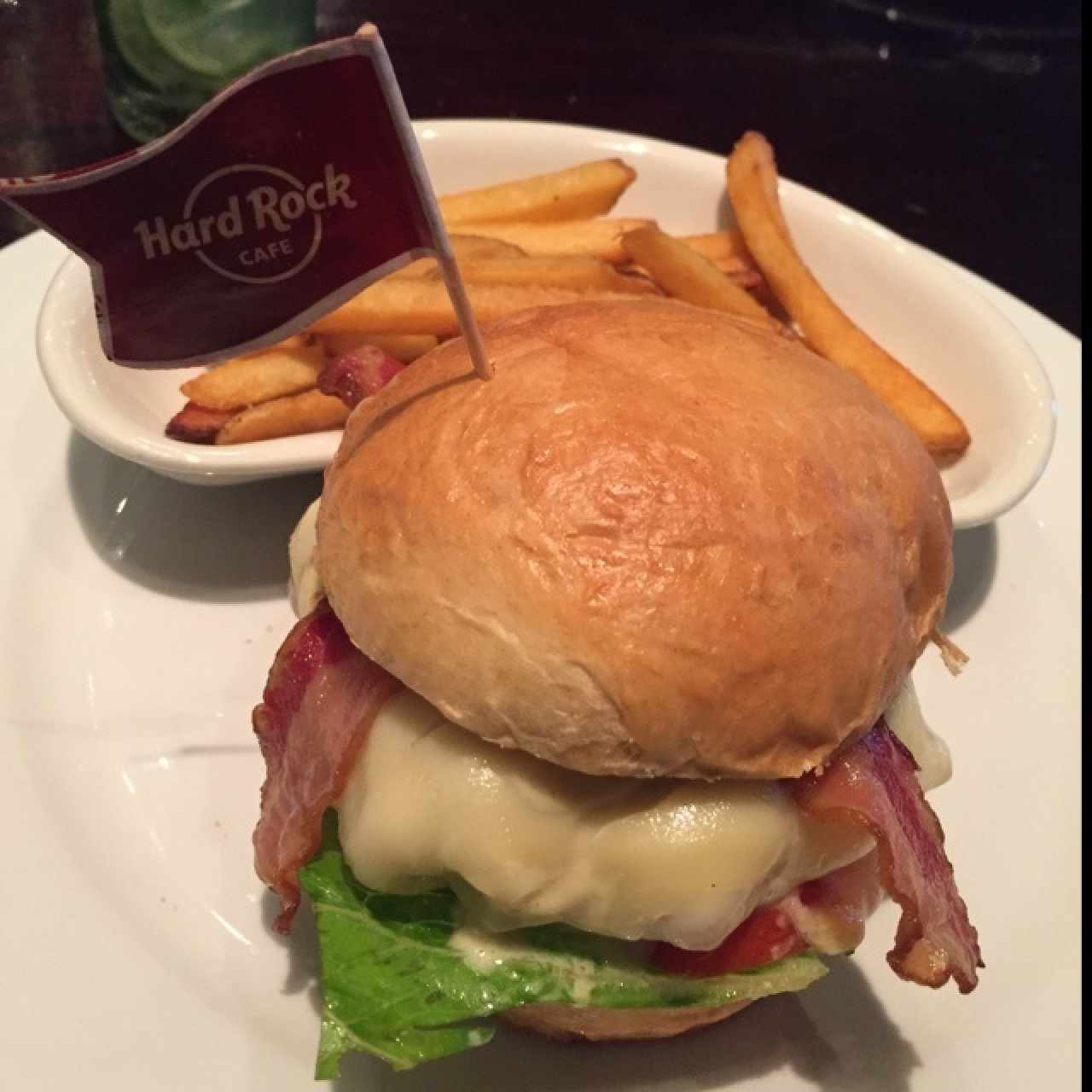 Sandwich de pollo con queso derretido y tocineta con un aderezo honey mustard