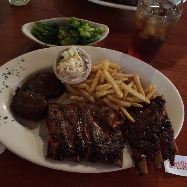Jugosas baby ribs y bien acompañadas de medallones de lomito