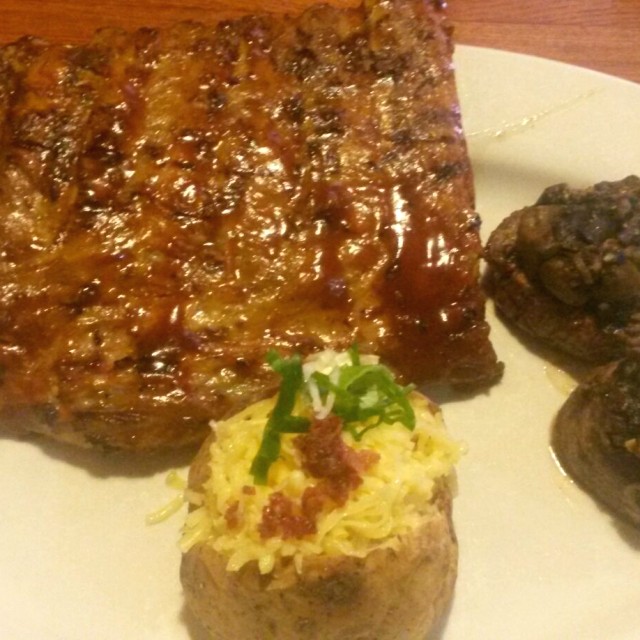 1/2 costillas, 2 lomitos y una papa horneada