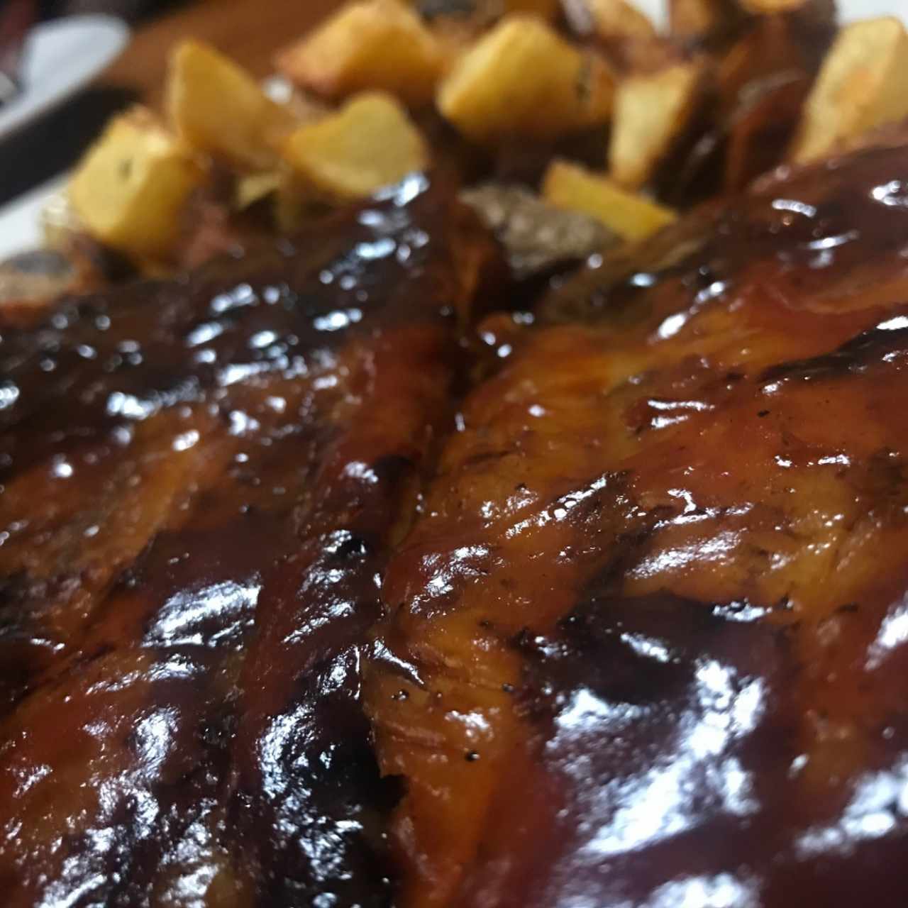St. Louis Ribs con papar rústicas