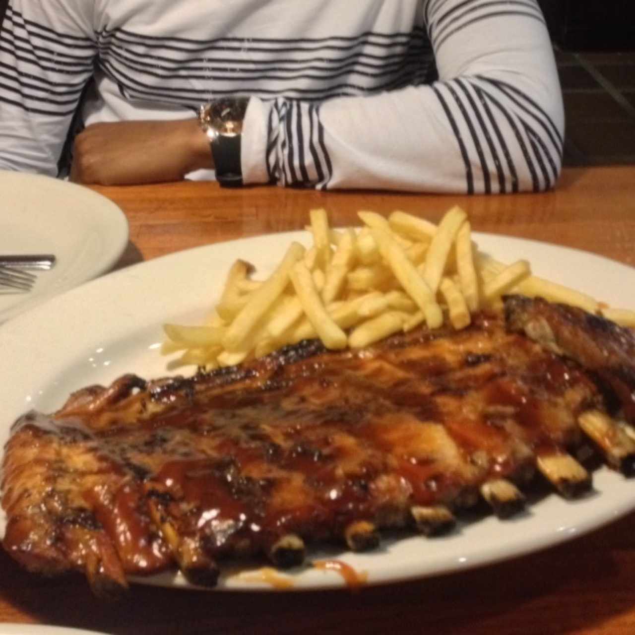 costillas con papas fritas