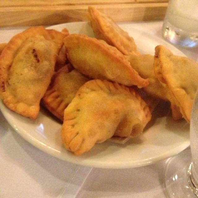Cortesía de la casa ( empanaditas de carne )