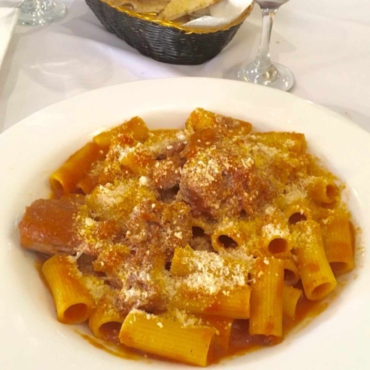 Pasta corta con ragú de rabo