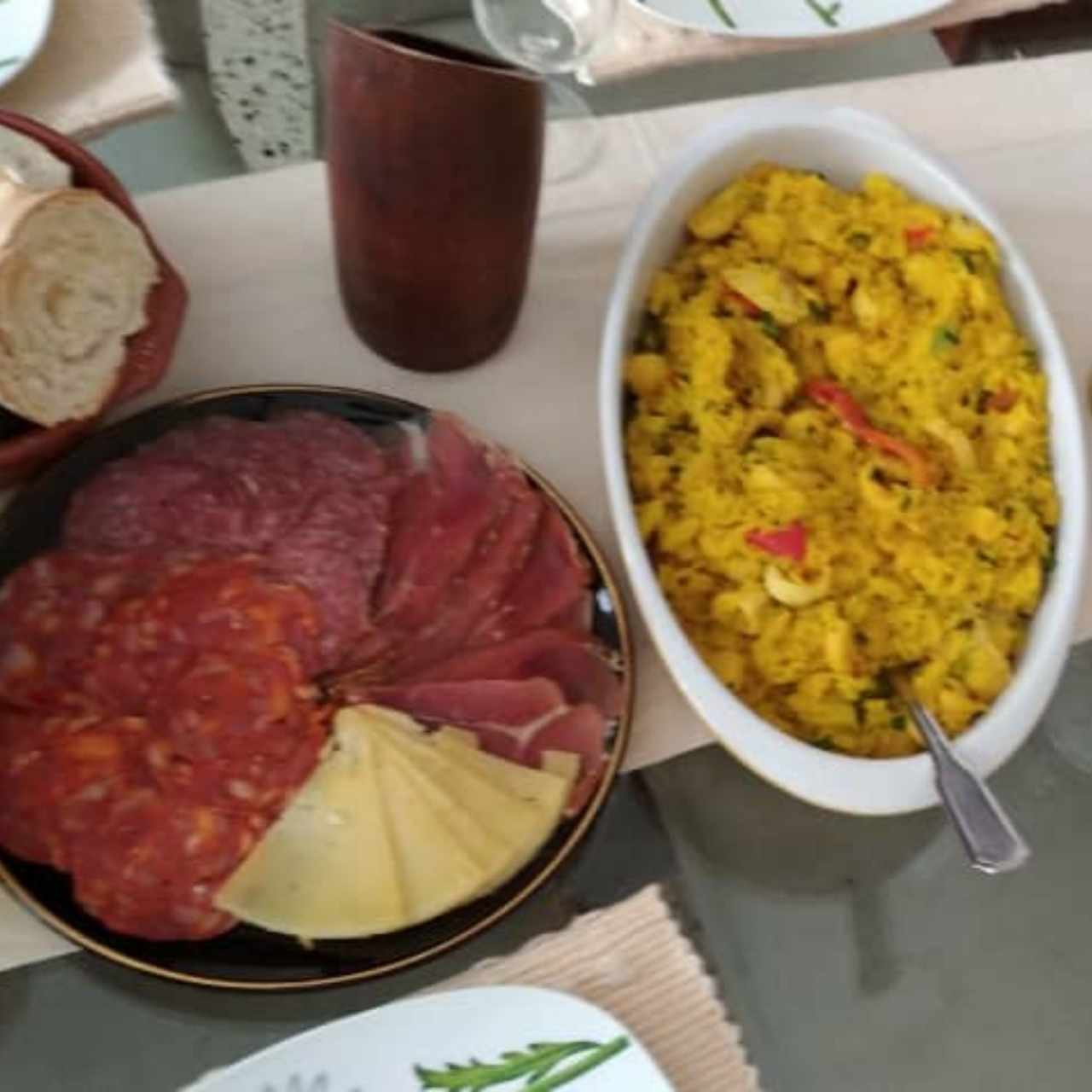 paella con plato de embutidos 