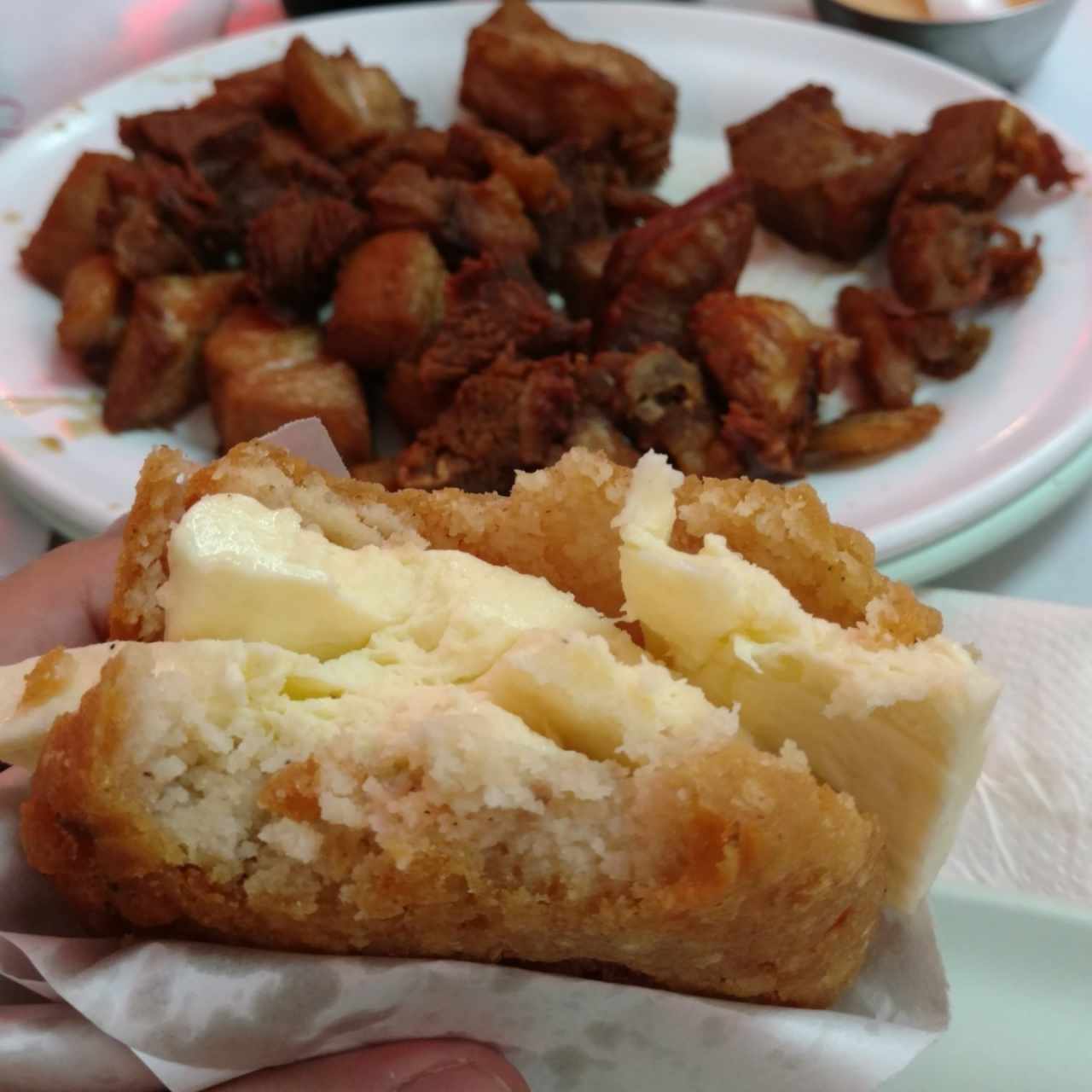 Cochino frito y arepa de chicharrón con queso