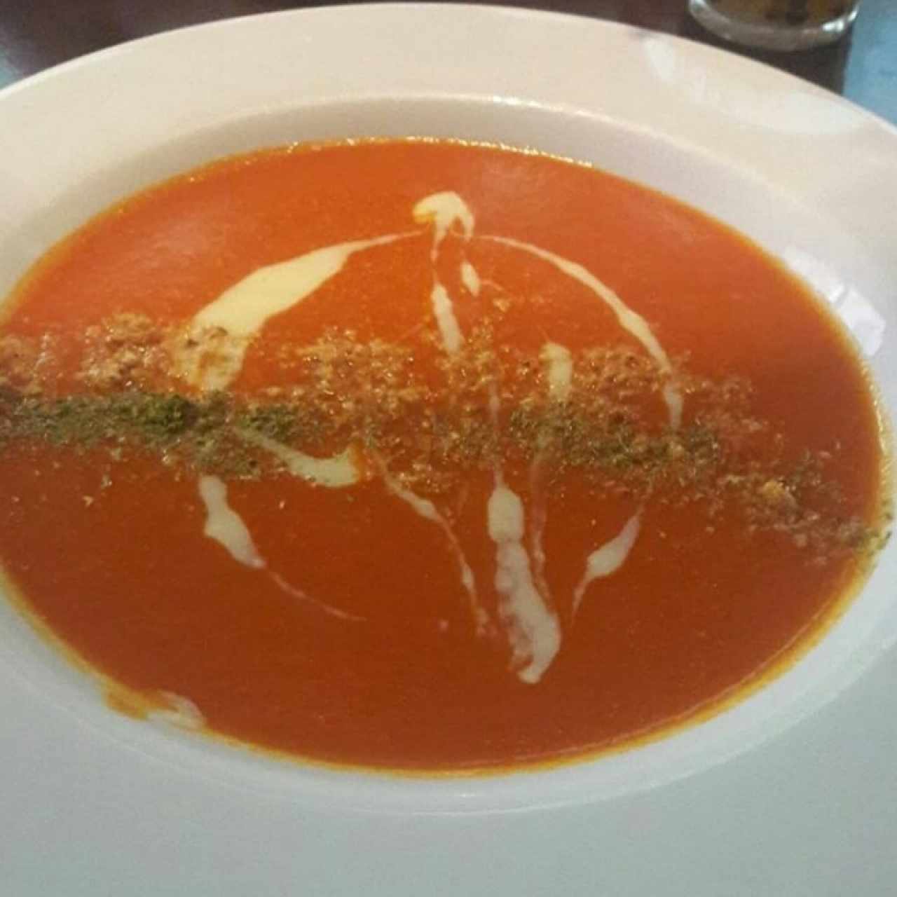 Crema de tomate con espuma de queso parmesano