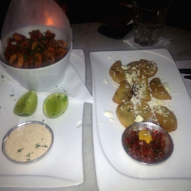 Fritura de calamars, empanadas de caraotas