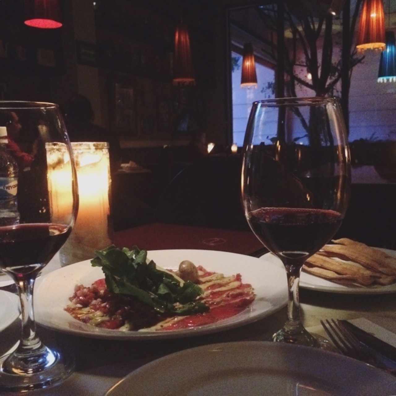 Carpaccio de lomito con una vista del restaurante