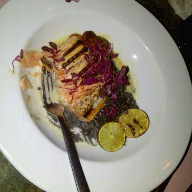 Salmon sobre risotto de espinacas, y camarones con una salsa de parchita