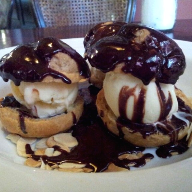 Profiterol con helado bañado en chocolate tibio.