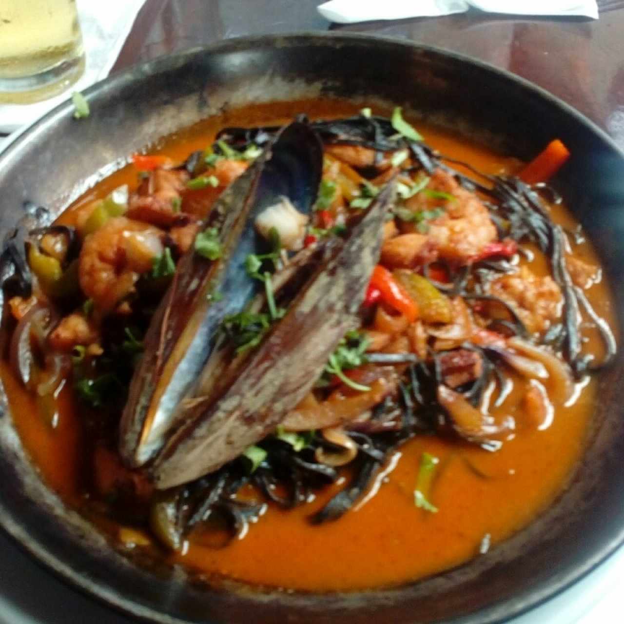 linguini pulpo y calamares al limon sobre fosforera