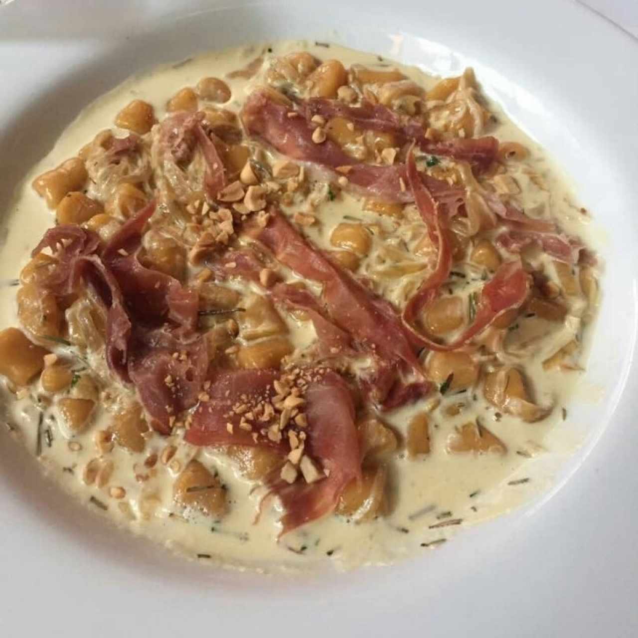 ñoquis de batata con jamón cerrano