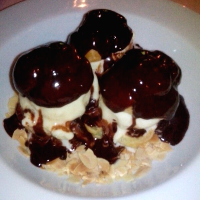 Profiterol de helado y chocolate tibio