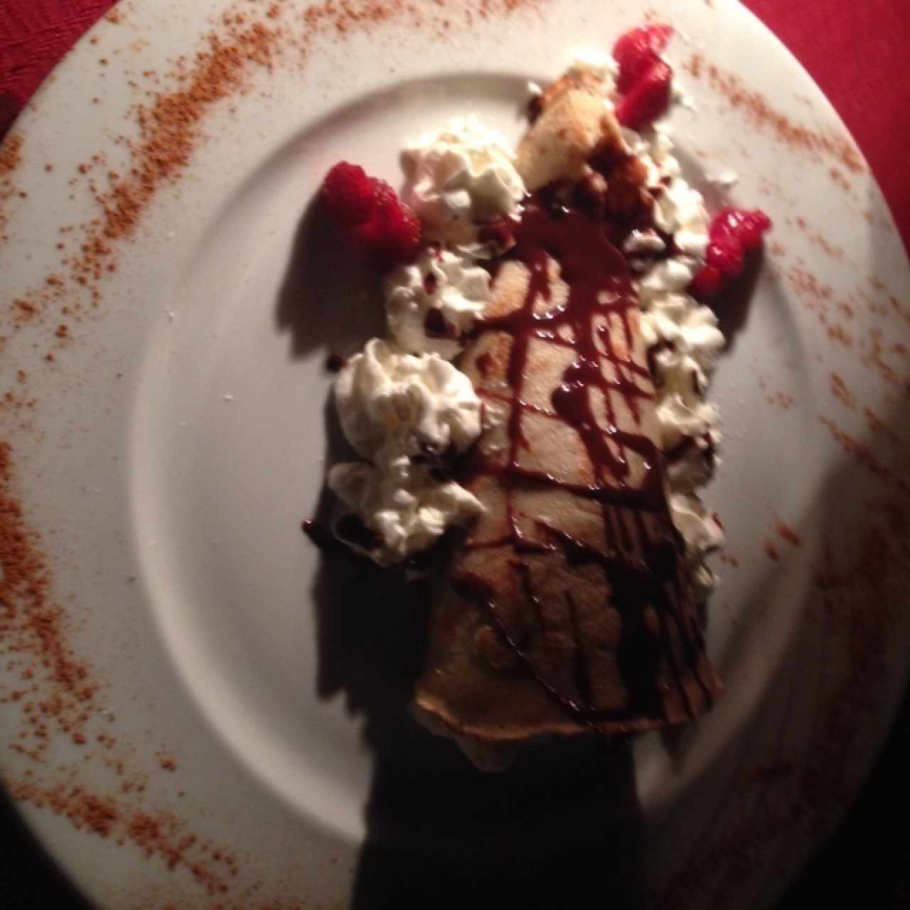 crepe de chocolate con helado de vainilla, crema chantilly y fresas