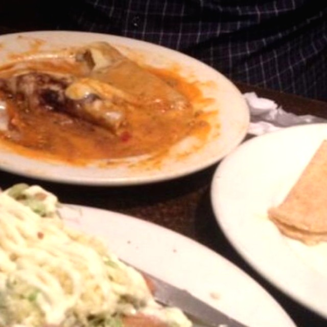 Enchiladas al fondo y tacos de oro de primer plano 
