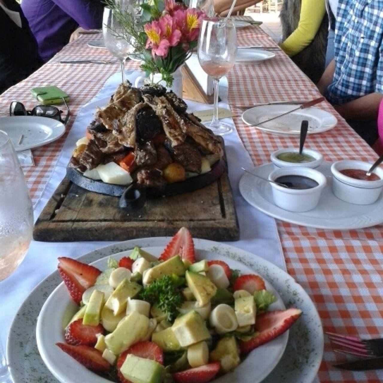 Ensalada de aguacate, palmito y fresas. Parrilla Campestre para 4p