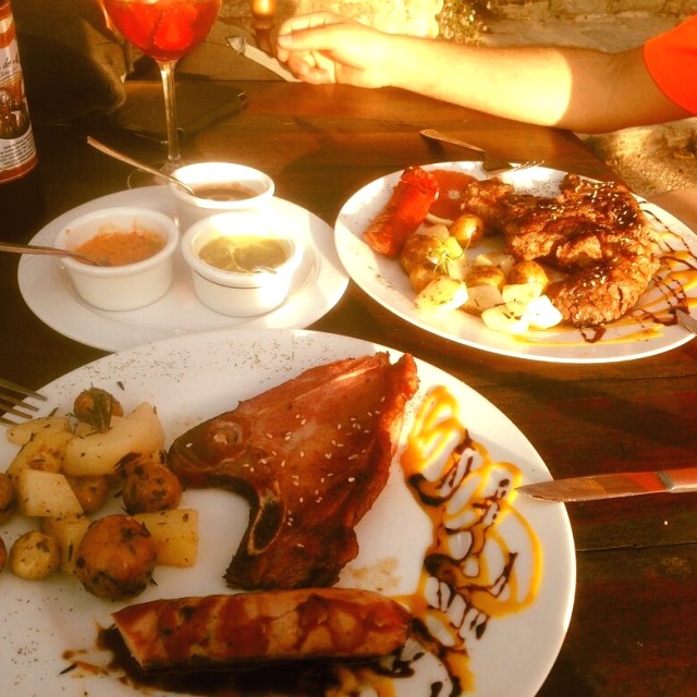 Solomo a la leña y salchicha alemana con chuleta! Excelentes platos 