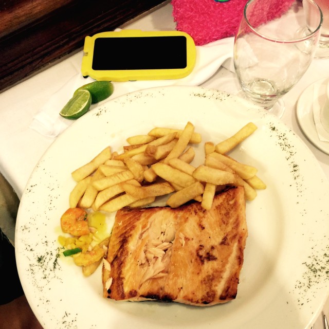 Mero a la plancha con papitas fritas