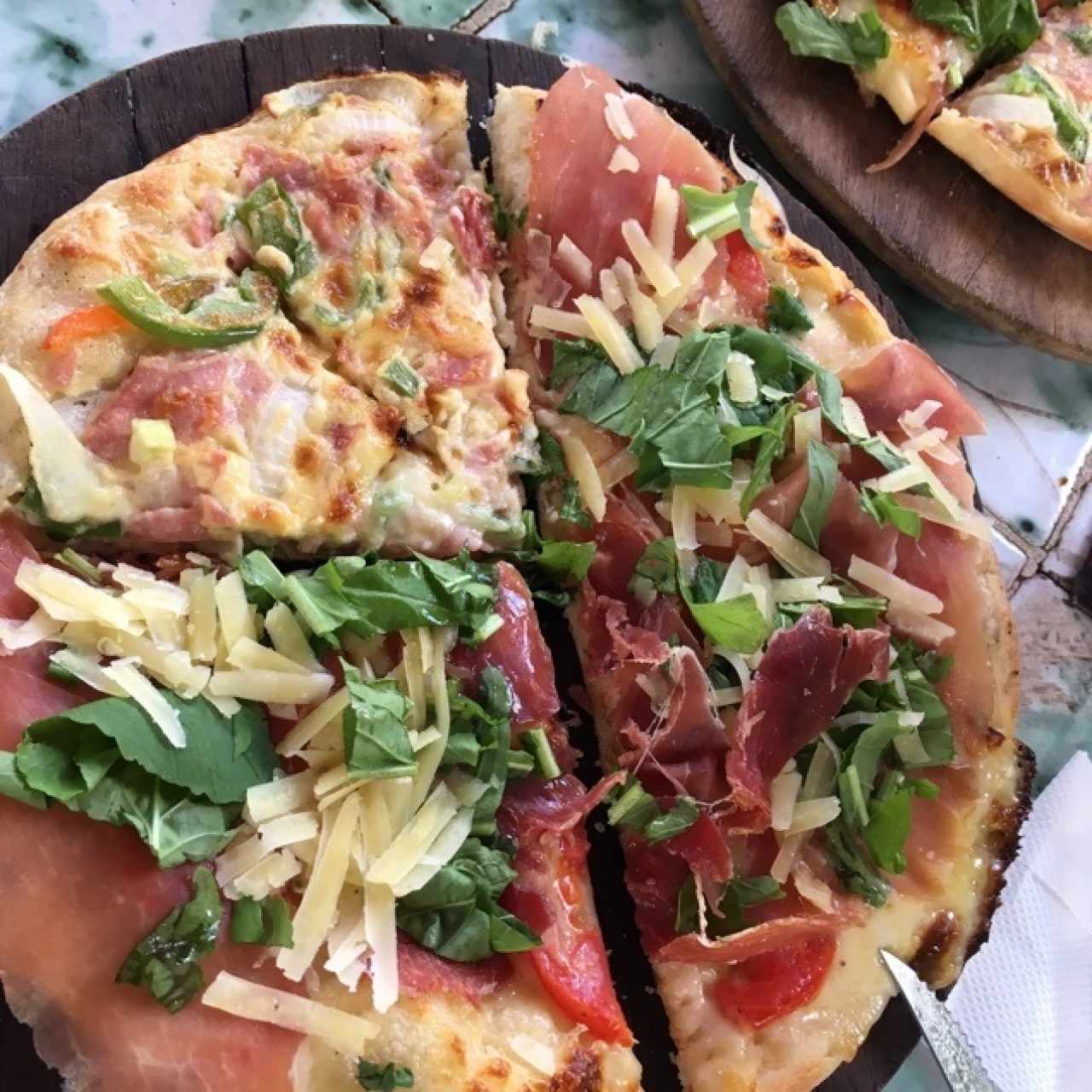 Pizza de serrano y rugula con un slide de la pizza festival