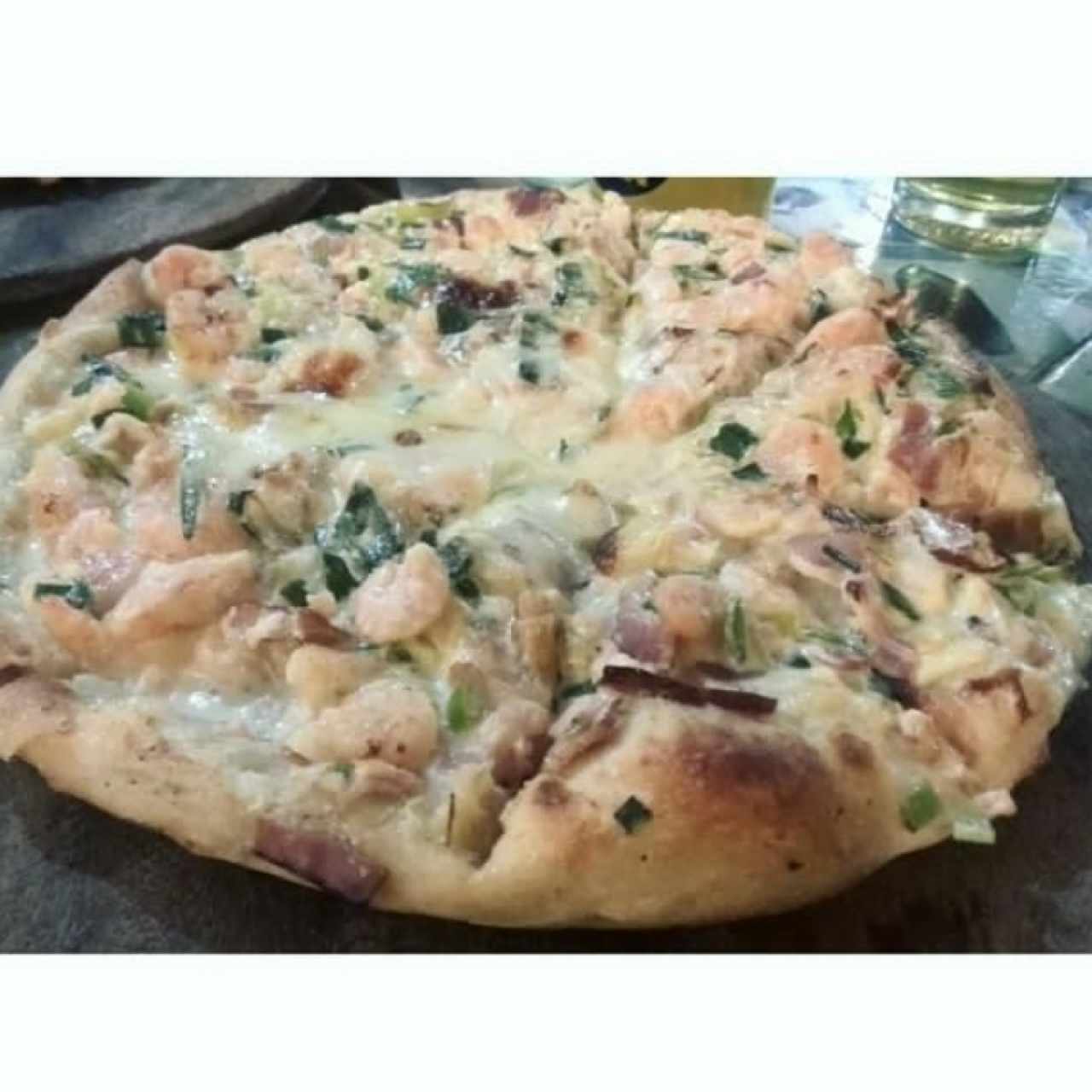 Pizza a la crema con camarones 