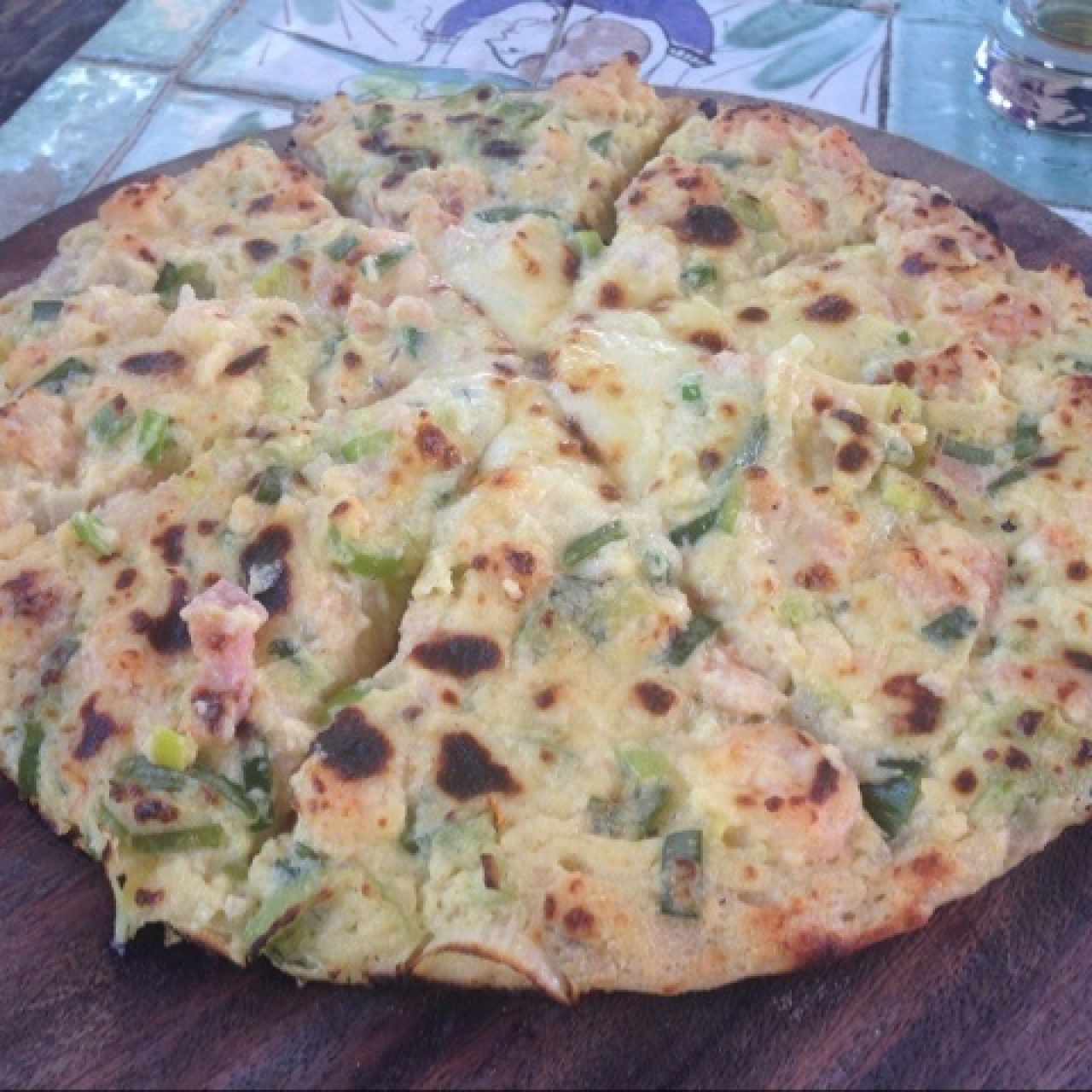 Pizza a la crema con camarones y ajo porro