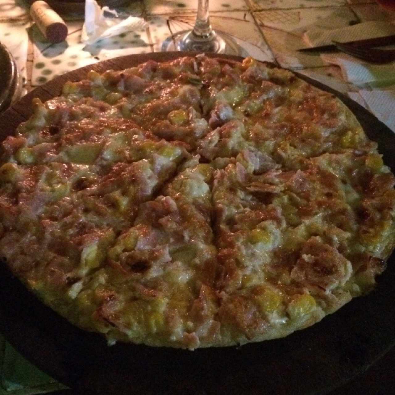 Pizza a la crema con maiz, jamon y pepperoni