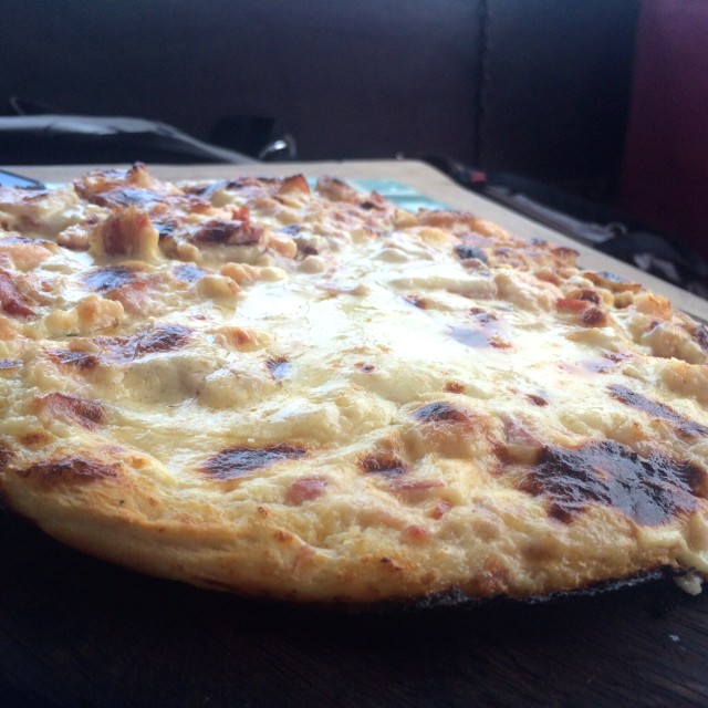 Pizza a la crema c/ camarones y tocineta