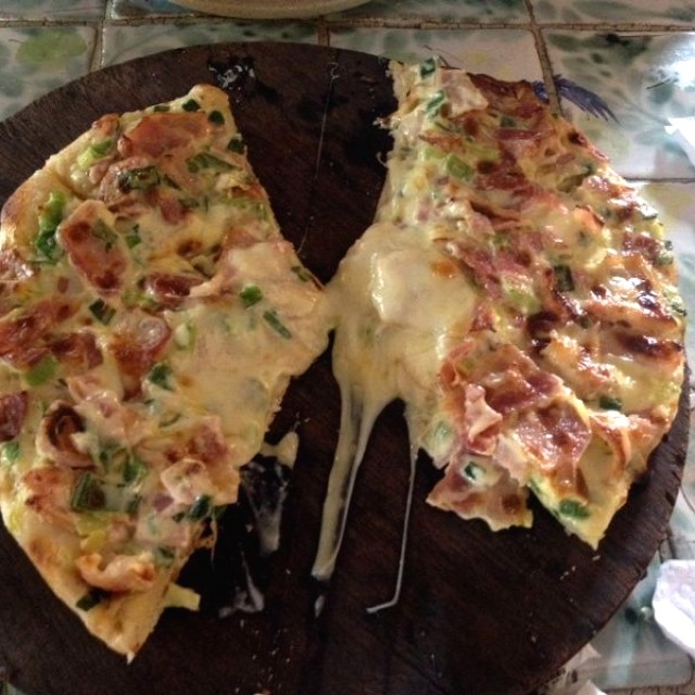 Pizza a la crema con tocineta y ajoporro