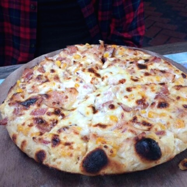 Pizza a la crema de tocineta y maiz