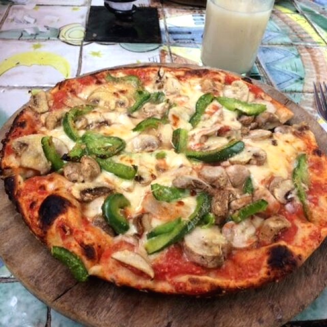 Pizza de cebolla pimenton y hongos