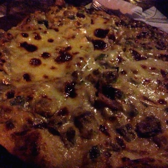 Pizza a la crema de ajoporro y hongos